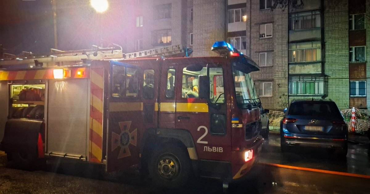 Евакуація мешканців у Львові через пожежу в ліфтовій шахті